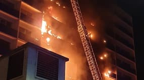 Le bâtiment en proie aux flammes à Créteil ce mercredi soir.