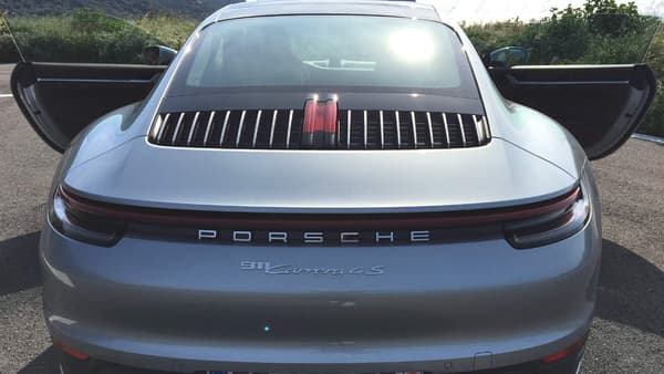 Porsche a beaucoup travaillé le storytelling sur la 911. A l'arrière, par exemple, les ingénieurs auraient installé 9 barrettes de chrome de chaque côté du feu stop central. Ainsi, 9 barrettes plus deux feux rouges, cela donne '911'.