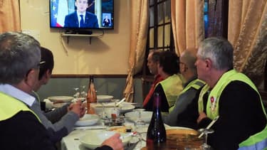 Des gilets jaunes regardent l'allocution du président dans un restaurant aavec à Fay-au-Loges, près d'Orleans,