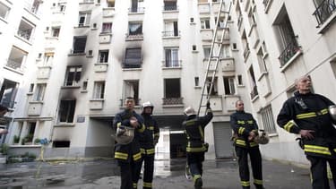 Dix-sept personnes ont été sérieusement blessées dans un incendie survenu dimanche dans un immeuble du XXe arrondissement de Paris. /Photo prise le 27 mai 2012/REUTERS/Julien Muguet