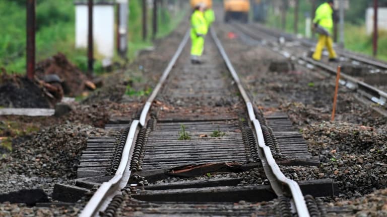 Une ligne de chemin de fer endommagée à la suite de fortes pluies et d'inondations près de Jemelle dans le sud-est de la Belgique, le 16 juillet 2021