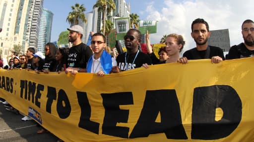 Des activistes manifestent dans les rues de Doha, où se tient le sommet sur le climat.