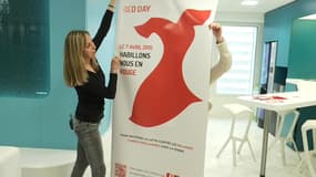 Installation d'un affiche pour la journée "Go red for woman", de ce mardi 7 avril.