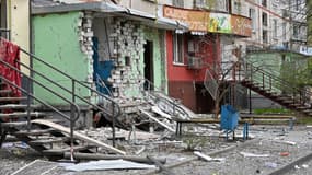 Un immeuble résidentiel bombardé au nord de Kharkiv en Ukraine, le 22 avril 2022
