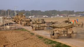 Des chars militaires israéliens roulent près de la frontière avec la bande de Gaza le 3 décembre 2023