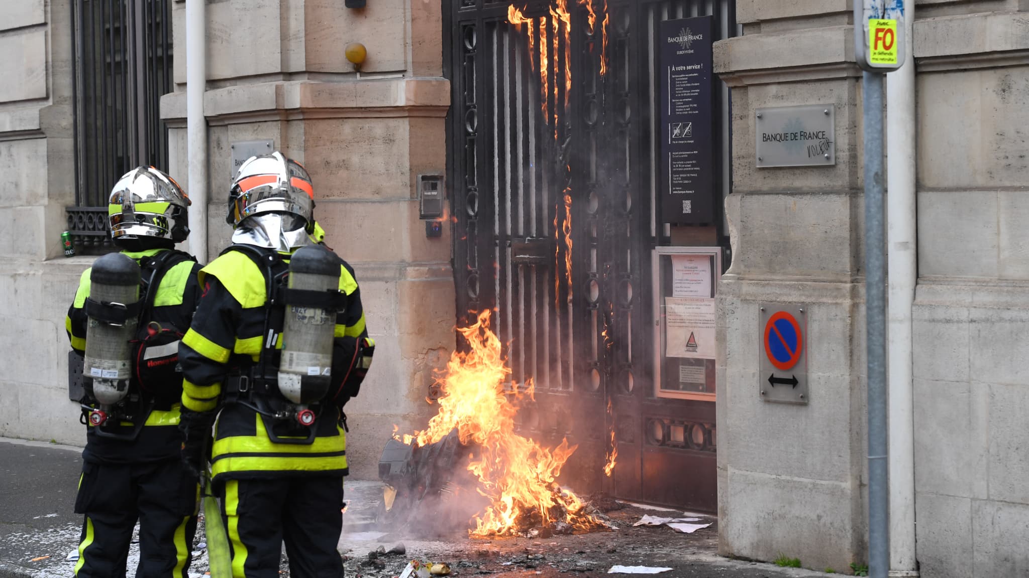 Départ de feu sous le porche de la Banque de France à Nancy le 6 avril 2023