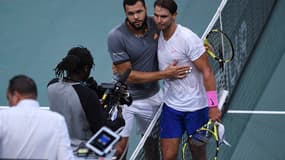 La belle accolade entre les deux joueurs