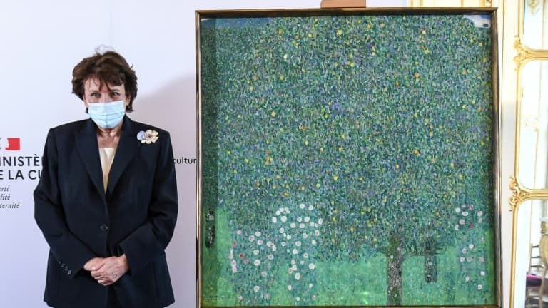 La ministre française de la Culture Roselyne Bachelot à côté du tableau de Gustav Klimt "Rosiers sous les arbres" le 15 mars 2021 à Paris La ministre française de la Culture Roselyne Bachelot à côté du tableau de Gustav Klimt "Rosiers sous les arbres" le 15 mars 2021 à Paris