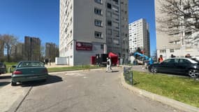 Barre d'immeuble du quartier des Minguettes à Vénissieux ayant subi un incendie le 16 mars 2025
