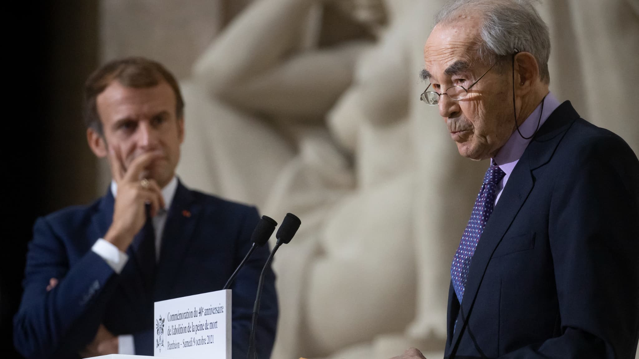 Emmanuel Macron et Robert Badinter le 9 octobre 2021 au Panthéon pour les 40 ans de l'abolition de la peine de mort Emmanuel Macron et Robert Badinter le 9 octobre 2021 au Panthéon pour les 40 ans de l'abolition de la peine de mort