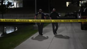 Des policiers près du bâtiment où Charlie Kirk, militant conservateur, a été mortellement blessé par balle lors d'une conférence à l'université Utah Valley à Orem, dans l'Utah, aux États-Unis, le 10 septembre 2025.