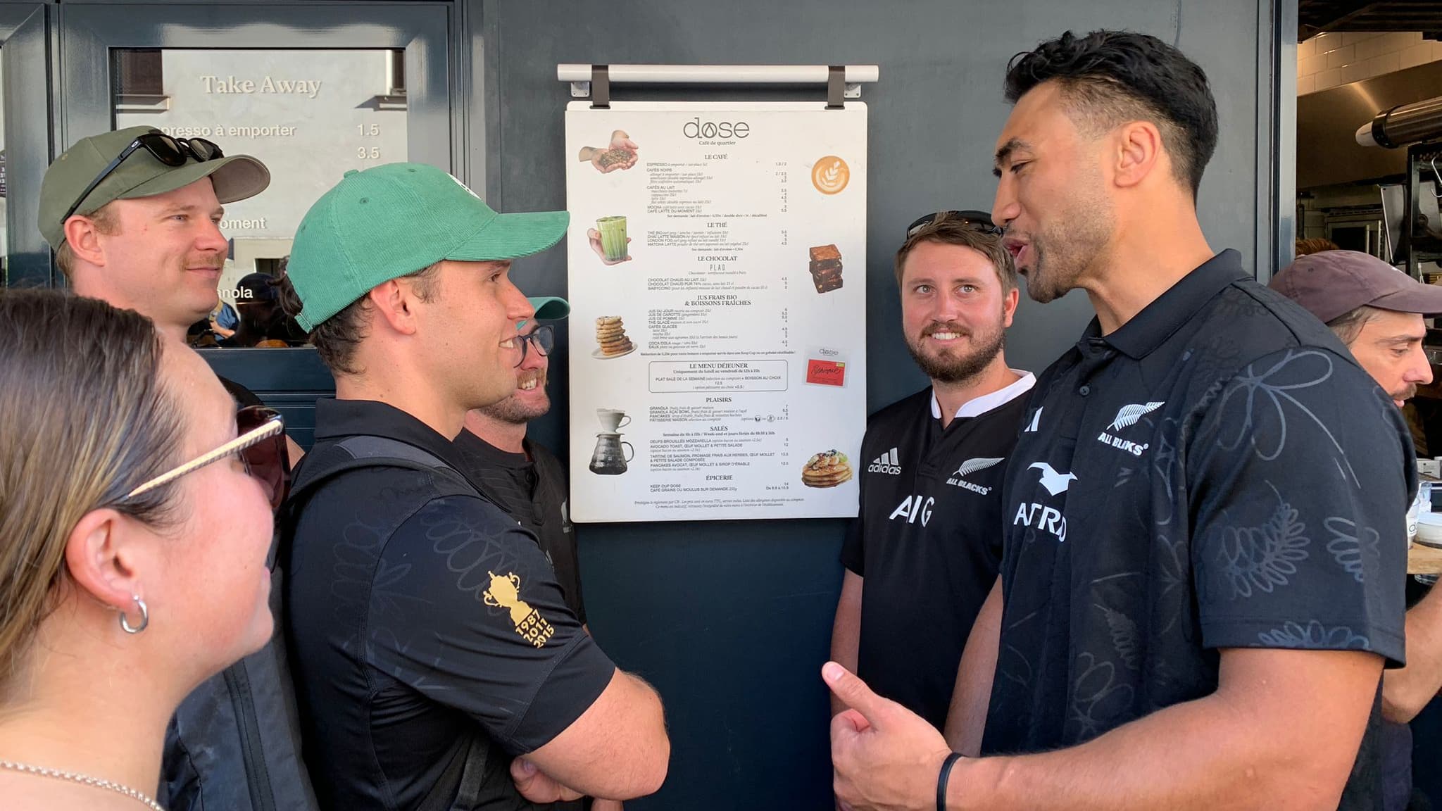 Des supporters des All Blacks avec Victor Vito à Paris le 8 septembre 2023
