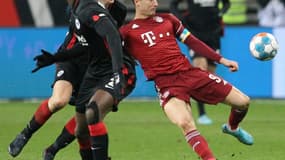 L'attaquant polonais du Bayern MUnich Robert Lewandowski porte un brassard aux couleurs de l'Ukraine, lors du match de la 24e journée de Bundesliga, le 26 février 2022 sur le terrain de Francfort