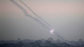 Tirs de roquettes depuis le nord de la bande de Gaza. Une roquette qui visait Tel Aviv a été interceptée samedi par le système de défense antiaérienne "Dôme de fer" avant qu'elle n'atteigne la capitale commerciale de l'Etat hébreu, a annoncé la police isr