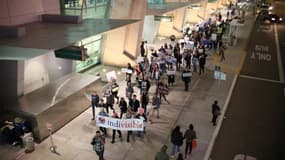 Des manifestants à l'aéroport de San Diego le 6 mars 2017