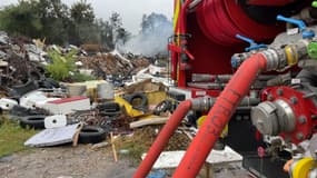 L'incendie s'est déclaré lundi soir dans une décharge et reste difficile d'accès pour les pompiers en raison des amats de déchets.