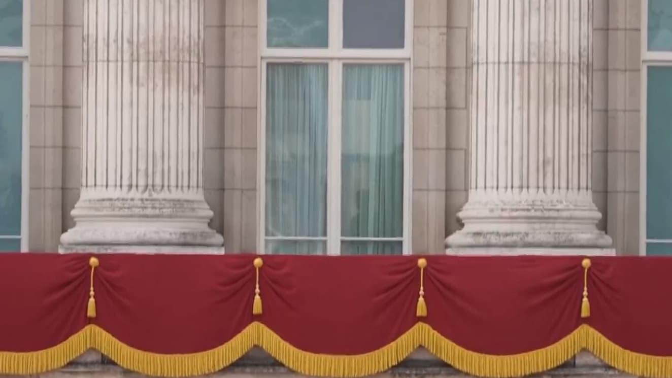 Le balcon du palais de Buckingham, où la famille royale se présentera d'un instant à l'autre Le balcon du palais de Buckingham, où la famille royale se présentera d'un instant à l'autre