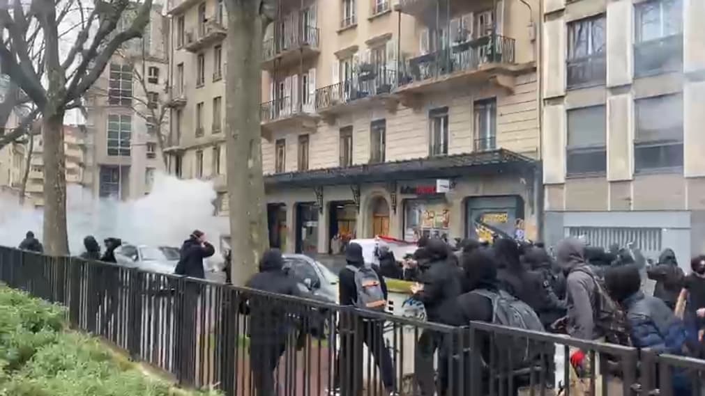 Des jets de projectiles lors de la manifestation du 23 mars 2023 à Lyon.