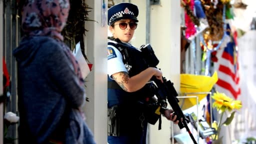 La police, en armes, monte la garde avant le début du ramadan devant la mosquée Al-Nour, après le massacre commis le 15 mars précédent par un suprémaciste blanc, le 3 mai 2019  à Christchurch en Nouvelle-Zélande