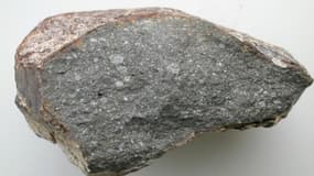Un fragment de météorite, non daté, retrouvé dans le Sahara et conservé au Musée d'Histoire naturelle de Paris. (Photo d'illustration)   