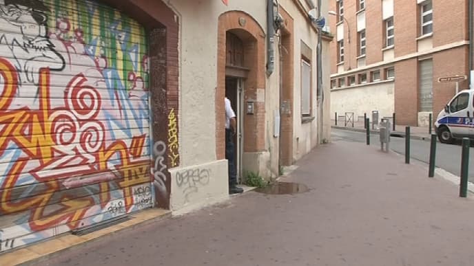 Un agent de police en faction devant l'entrée de l'immeuble où a été découvert le cadavre.