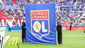 Un logo de l'Olympique Lyonnais avant un match de Ligue 1 en mai 2025