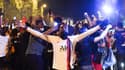 Des supporters avec le maillot du PSG devant le Parc des Princes, le 18 août 2020