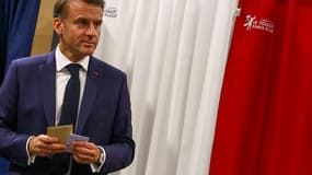 Le président de la République Emmanuel Macron sort d'un isoloir lors des élections européennes, le 9 juin 2024 au Touquet (Pas-de-Calais)