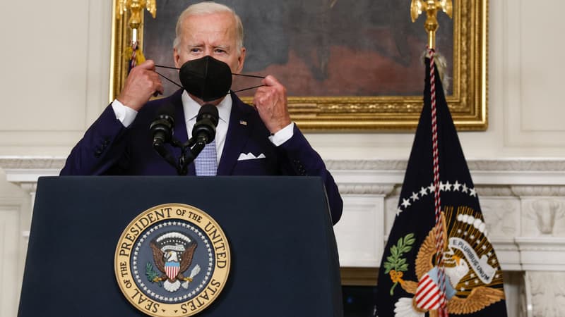 Le président américain Joe Biden enlève son masque alors qu'il prononce un discours à la Maison Blanche, le 28 juillet 2022 à Washington. 