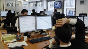 Traders à Paris. Le Parti socialiste français condamne le projet de Nicolas Sarkozy de faire voter unilatéralement, en cas de désaccord des autres pays européens, une taxe sur les transactions financières. Cette idée est également accueillie avec sceptici