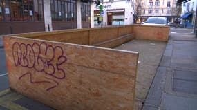 À Paris, les terrasses éphémères sont souvent laissées à l'abandon avec la fermeture des restaurants.