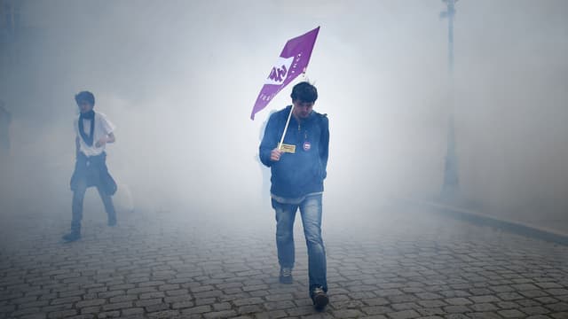 Un manifestant au milieu des gaz lacrymogènes le 19 mai à Nantes lors d'une journée de mobilisation contre la loi Travail.
