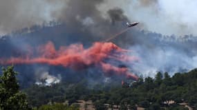 Un tracker répand un retardant. 