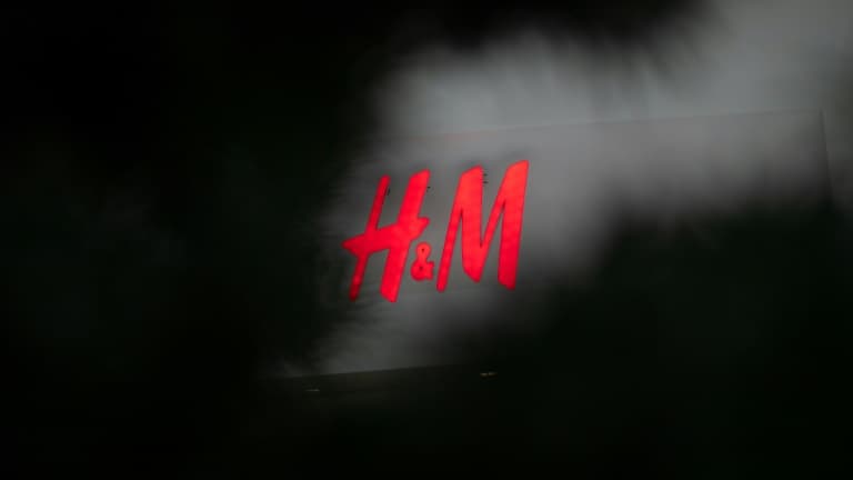 Affecté par la crise sanitaire, H&M a décidé de fermer cette année 350 de ses 5.000 magasins dans le monde et d'en ouvrir 100 afin de s'adapter à la "numérisation croissante" de l'industrie de la mode, où les ventes par internet ne cessent de croître