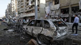 Abords de la mosquée Al-Salam, visée par un attentat à la voiture piégée, ce vendredi à Tripoli dans le nord du Liban.