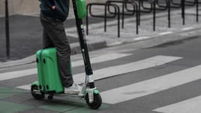 Une personne circule sur une trottinette électrique à Paris, le 3 mars 2019.