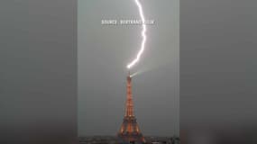 La Tour Eiffel frappée par un éclair, le 28 mai 2018 à Paris. 