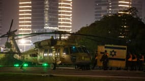 Un hélicoptère de l'armée israélienne transporte des ex-otages israéliens du Hamas à l'hôpital Schneider près de Tel-Aviv le 24 novembre 2023