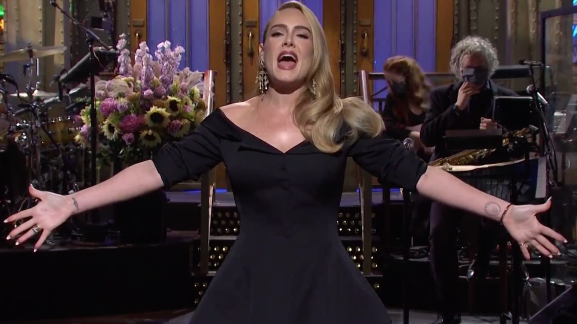 Adele fait son grand retour avec humour dans le "Saturday ...