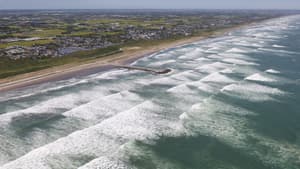 Une photo aérienne montre des vagues s'écrasant sur la côte de Kujukuri, dans la préfecture de Chiba, au Japon, le 30 juillet 2025, après un séisme d'une magnitude estimée à 8,7 au large de la Russie
