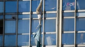 Des draps noués pendent de l'immeuble incendié à Marseille, le 17 juillet 2021