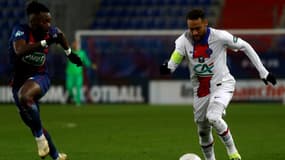 L'attaquant du PSG Neymar (d) devant le défenseur de Caen Steeve Yago en Coupe de France, le 10 février 2021 à Caen
