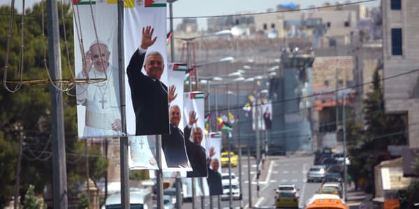 Des affiches à l'effigie du pape François et du président de l'Autorité palestinienne Mahmoud Abbas, à Bethléem, le 23 mai, deux jours avant l'arrivée du souverain pontife. Des affiches à l'effigie du pape François et du président de l'Autorité palestinienne Mahmoud Abbas, à Bethléem, le 23 mai, deux jours avant l'arrivée du souverain pontife.