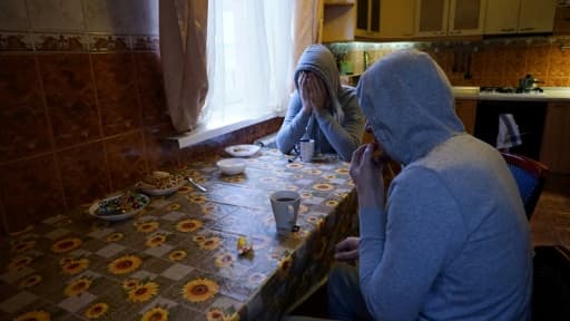 Deux homosexuels Tchétchènes qui ont fui la petite république musulmane du Caucase russe pour ne pas être tués dissimulent leur visage afin de ne pas être reconnus, le 17 avril 2017 dans leur appartement, à Moscou