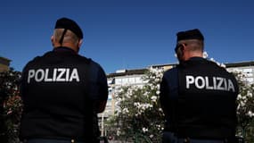 ILLUSTRATION - Des policiers se tiennent devant l'hôpital Policlinico A. Gemelli à Rome, le 6 juillet 2021, où le pape François est arrivé le 4 juillet pour subir une opération programmée. 