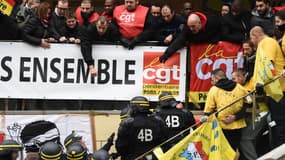 Des surveillants pénitentiaires en grève, le 24 janvier 2018 à la prison des Baumettes à Marseille. 