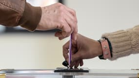 Un homme met un bulletin dans l'urne au second tour des législatives, le 4 février 2018 à Belfort. (Photo d'illustration)