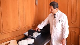 Raouf Salti, fondateur Children’s right for Healthcare, avec Youssef, un Palestinien gravement blessé