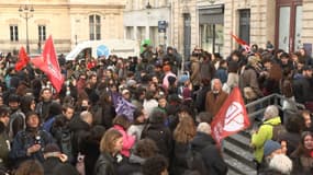 Des manifestants se sont rassemblés, ce lundi 17 mars, devant la Gaîté Lyrique pour s'opposer à l'expulsion des mineurs isolés. 