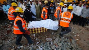 Le bilan de l'effondrement d'un immeuble dans la nuit de jeudi à vendredi dans une banlieue de Bombay s'est alourdi à 72 morts samedi matin. /Photo prise le 6 avril 2013/REUTERS/Vivek Prakash